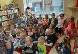 Dzieci słuchają opowieści pani bibliotkarki